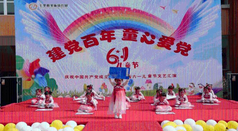 可爱小猫向上跳